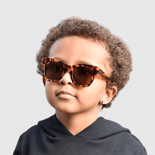 Load image into Gallery viewer, tate wearing mihi kids sunglasses - the hamptons design